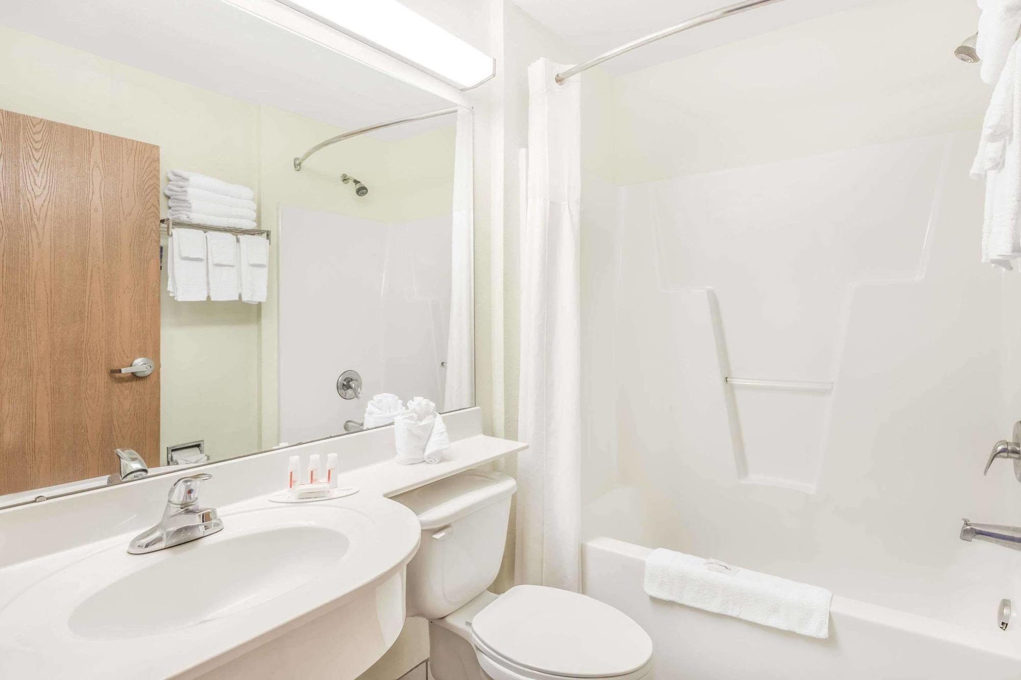 Microtel Inn & Suites By Wyndham Carolina Beach Buitenkant foto